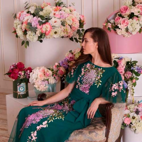 Luxuriöses grünes Kleid mit Satinstickerei