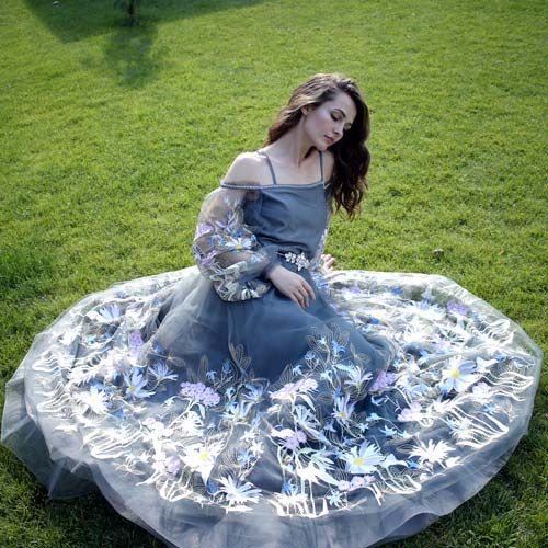 Graues Kleid mit Satinstich