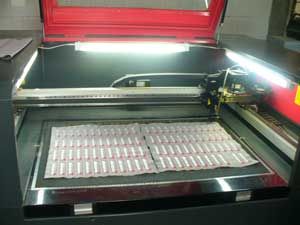Cutting ready-made patches and chevrons with a laser with an optical pointing device